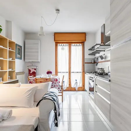 Cozy Near The Hospital With 2 Balconies! *