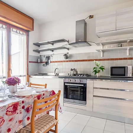 Apartment Cozy Near The Hospital With 2 Balconies!