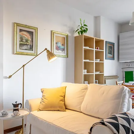 Cozy Near The Hospital With 2 Balconies!