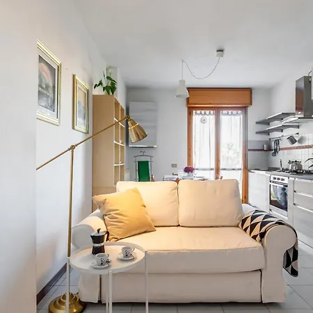 Cozy Near The Hospital With 2 Balconies!