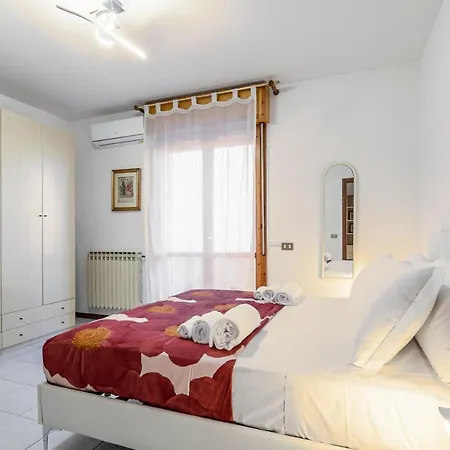 Cozy Near The Hospital With 2 Balconies!
