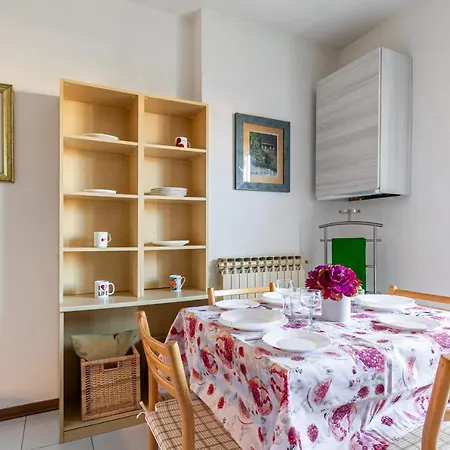 Cozy Near The Hospital With 2 Balconies!