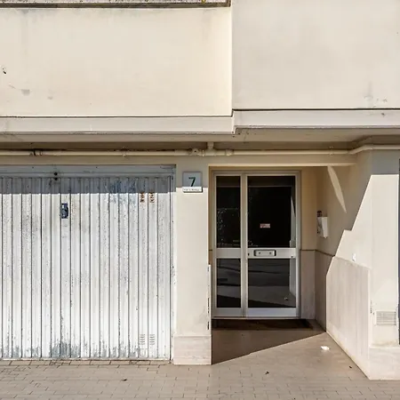Cozy Near The Hospital With 2 Balconies! *